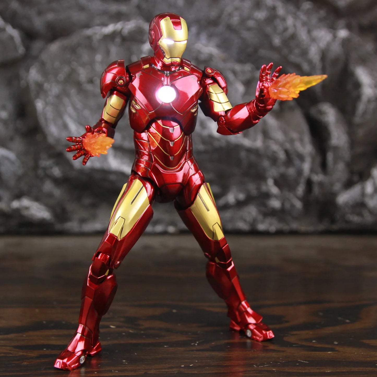 Figura LED de los Vengadores Iron Man Mark IV - Pose Estática Manos Intercambiables