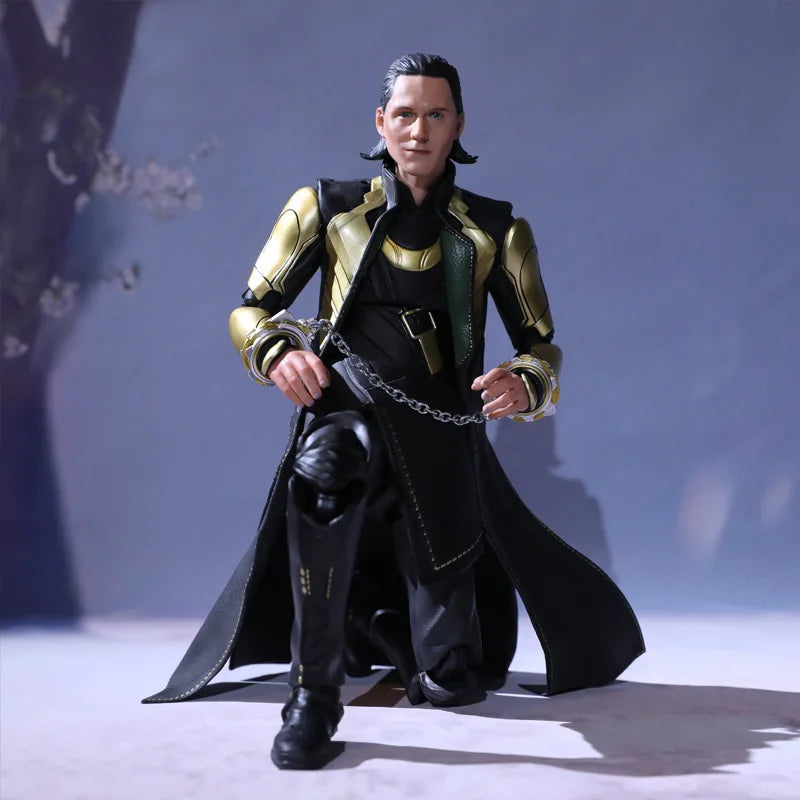 Figura Loki 1/7 Deluxe Marvel - Casco Cetro Manos Intercambiables