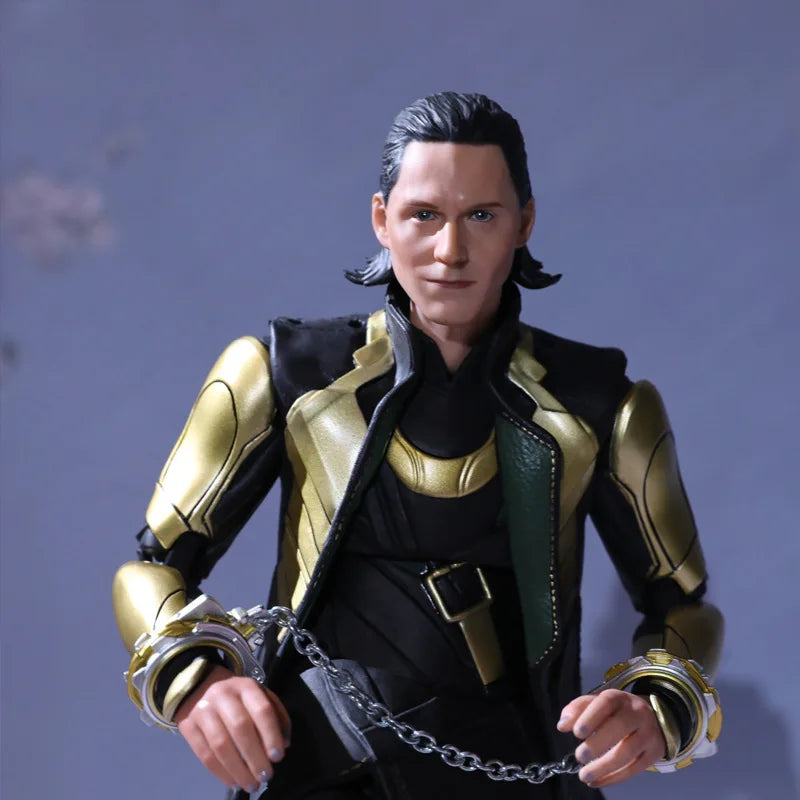 Figura Loki 1/7 Deluxe Marvel - Casco Cetro Manos Intercambiables